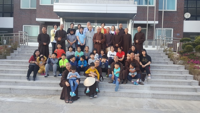 Partake in the Vesak Ceremony at Yonggungsa Cham Joeun Uri Temples